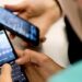 Βρετανία: Τα social media είναι τόσο βλαβερά για τα παιδιά όσο το κάπνισμα, σύμφωνα με τους Βρετανούς γιατρούς