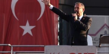 Κάλεσμα Οζγκιούρ Οζέλ για συγκέντρωση στη Σμύρνη – Εντάσεις και αστυνομική επέμβαση κατά συγκεντρωμένων