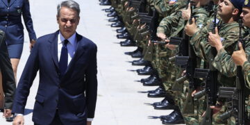 Σύσσωμη η πολιτική ηγεσία στο «τελευταίο αντίο» στον Νίκο Ταγαρά (photo+video)