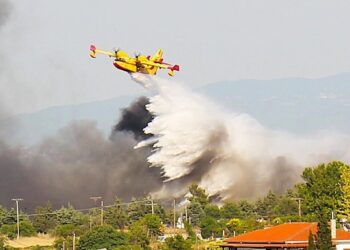 Καλύτερη η εικόνα από τη φωτιά στα Τσαΐρια – Ισχυρές δυνάμεις παραμένουν στο σημείο