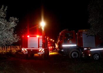 Μπλακ άουτ στο Πανόραμα από φωτιά σε κολόνα – Χωρίς ρεύμα ο Ν751 μέχρι το πρωί (VIDEO)
