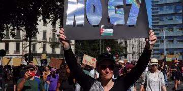 Φωτιές, δακρυγόνα και συγκρούσεις πριν από τη Σύνοδο της G7 στη Γαλλία (Video)