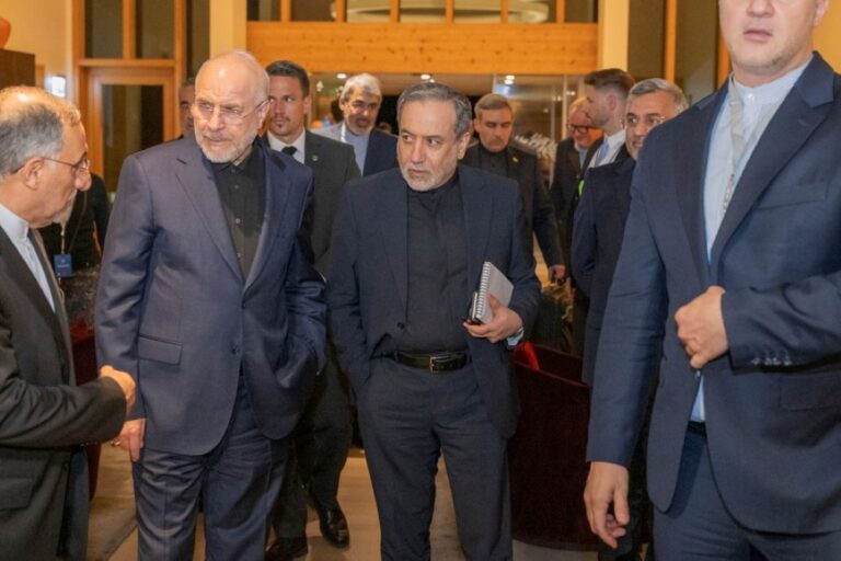 Πριν ο αλέκτωρ λαλήσει: Το Ιράν απαντά στις απειλές Τραμπ και το Fars κάνει λόγο για «πάγωμα» των συνομιλιών στην Ελβετία