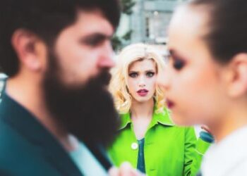 Δεν κρύβουν την ζήλεια τους ποτέ! Τα 4 ζώδια που μπορεί να κάνουν σκηνή μέσα στον κόσμο