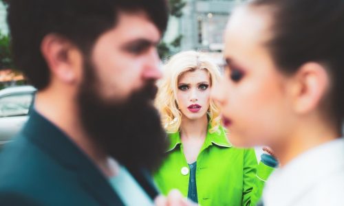 Δεν κρύβουν την ζήλεια τους ποτέ! Τα 4 ζώδια που μπορεί να κάνουν σκηνή μέσα στον κόσμο