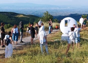 Ξενάγηση των τουριστών στη Λίμνη Πλαστήρα μέσω κινητού
