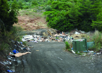Σιθωνία: Σκουπιδότοποι πίσω από την τουριστική βιτρίνα