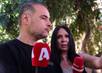 «Αντί να σωπαίνει, βρίζει την αδερφή μου»: Οργισμένη απάντηση από τον αδελφό της Σταυρούλας
