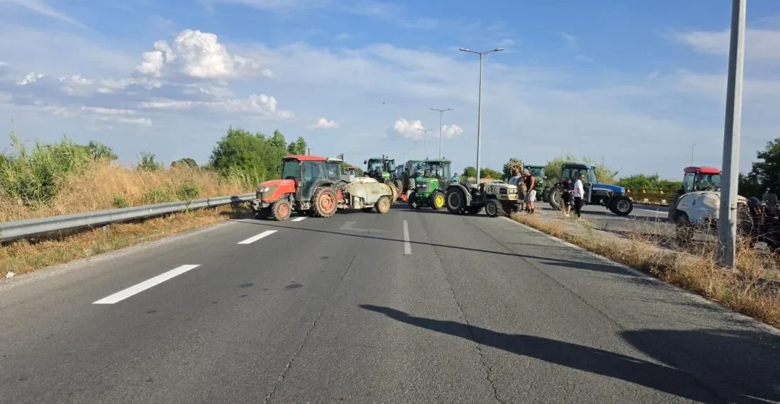 Στους δρόμους ξανά οι αγρότες της Θεσσαλίας – Συμβολικός αποκλεισμός της Εθνικής Οδού Λάρισας – Κοζάνης (Video)