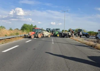 Στους δρόμους ξανά οι αγρότες της Θεσσαλίας – Συμβολικός αποκλεισμός της Εθνικής Οδού Λάρισας – Κοζάνης (Video)