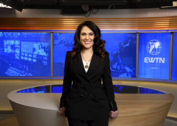 Ποια είναι η Montse Alvarado, η γυναίκα που έγραψε ιστορία στην Αγία Έδρα;