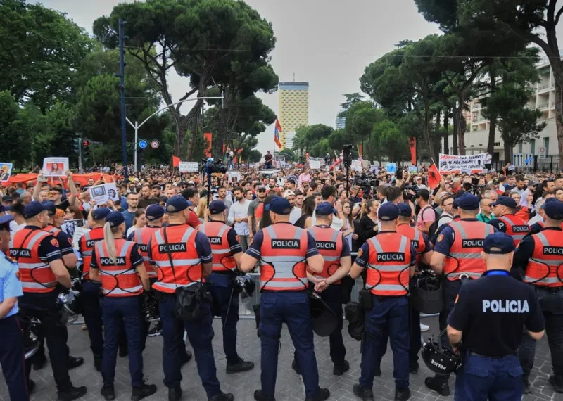Από τους φλαμίνγκο στην πολιτική κρίση: Η εξέγερση που ανησυχεί τον Ράμα (Video)