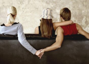 Τα 5 ζώδια που καταλαβαίνουν την απιστία πριν ακόμα την κάνεις