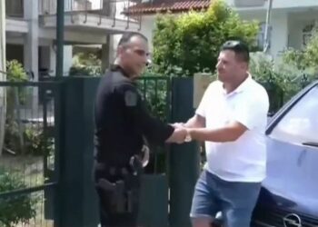 «Χωρίς δεύτερη σκέψη»: Αρχιφύλακας όρμησε σε φλεγόμενο σπίτι και έσωσε δύο ανήλικες στα Γιαννιτσά (Video)
