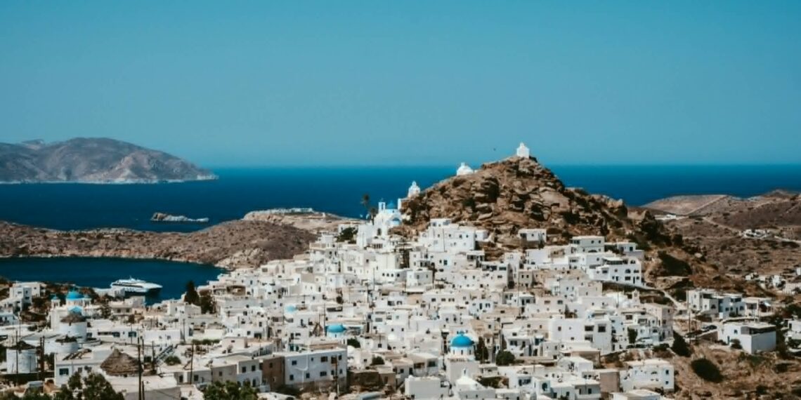 Τουρισμός δύο ταχυτήτων: Ρεκόρ στις αφίξεις, απαγορευτικές διακοπές για τους Έλληνες