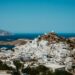 Τουρισμός δύο ταχυτήτων: Ρεκόρ στις αφίξεις, απαγορευτικές διακοπές για τους Έλληνες