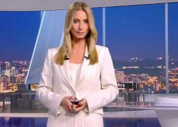 Η Λένα Φλυτζάνη πήρε θέση στο τιμόνι του κεντρικού δελτίου του ΣΚΑΪ (VIDEO)