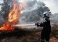 Θεσσαλονίκη: Συνεχίζεται η επιχείρηση για την κατάσβεση της φωτιάς στην Περαία