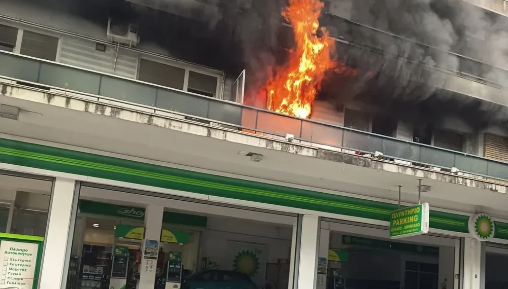 Συναγερμός στη Θεσσαλονίκη: Φωτιά σε διαμέρισμα πάνω από βενζινάδικο (video)