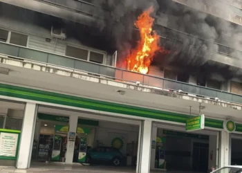 Συναγερμός στη Θεσσαλονίκη: Φωτιά σε διαμέρισμα πάνω από βενζινάδικο (video)