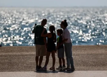 Καιρός: «Σκαρφαλώνει» στους 35°C η θερμοκρασία – Καλοκαιρινό σκηνικό σε όλη τη χώρα