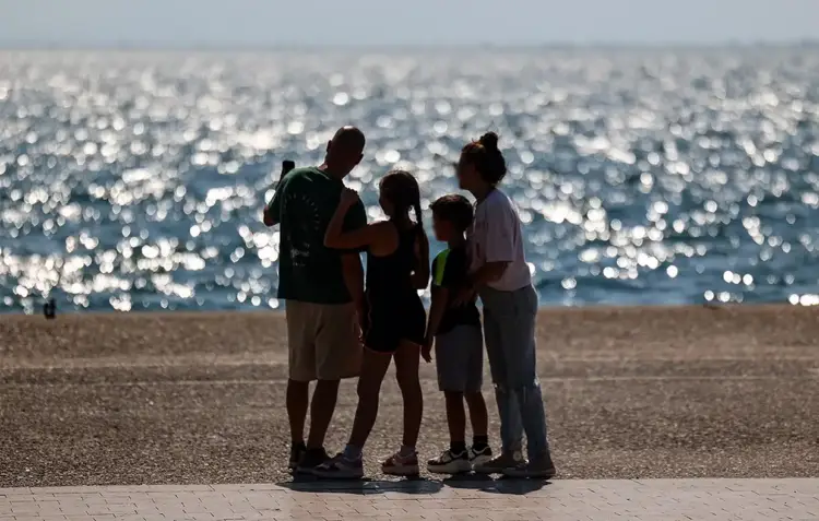 Καιρός: «Σκαρφαλώνει» στους 35°C η θερμοκρασία – Καλοκαιρινό σκηνικό σε όλη τη χώρα