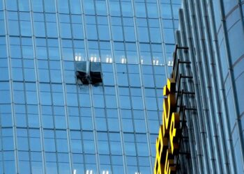 Μικρό αεροσκάφος έπεσε σε ουρανοξύστη του Πεκίνου (VIDEO)