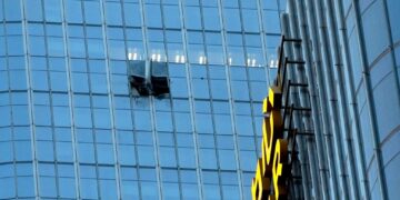 Μικρό αεροσκάφος έπεσε σε ουρανοξύστη του Πεκίνου (VIDEO)