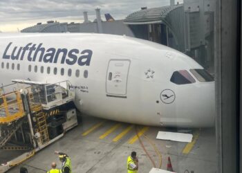 Φρανκφούρτη: Boeing της Lufthansa «βούτηξε» στην πίστα μετά από βλάβη (VIDEO)