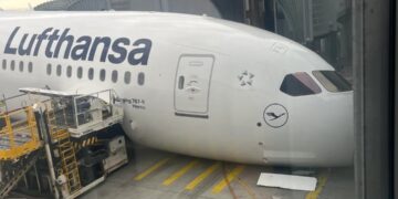 Φρανκφούρτη: Boeing της Lufthansa «βούτηξε» στην πίστα μετά από βλάβη (VIDEO)