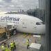 Φρανκφούρτη: Boeing της Lufthansa «βούτηξε» στην πίστα μετά από βλάβη (VIDEO)