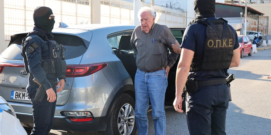 Με ταξί και συνοδεία αστυνομικών επέστρεψε στον Κορυδαλλό ο Αλέξανδρος Γιωτόπουλος (Video)