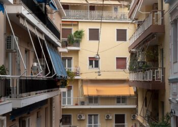 Θεσσαλονίκη: Σκαρφάλωσε στον δεύτερο όροφο πολυκατοικίας για να κλέψει τη γιαγιά του
