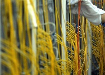 ΔΕΗ και Vodafone Ελλάδας διερευνούν τη δυνατότητα να ενώσουν τις δυνάμεις τους στις οπτικές ίνες
