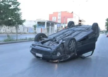 Σοβαρό τροχαίο σε κεντρικό δρόμο της Θεσσαλονίκης- Αυτοκίνητο έπεσε σε παρκαρισμένα οχήματα (video)