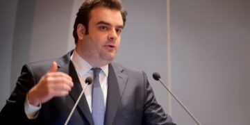 Πιερρακάκης: «Τα λεφτά δεν υπάρχουν, γεννιούνται» – Μήνυμα για ανάπτυξη μέσω επενδύσεων