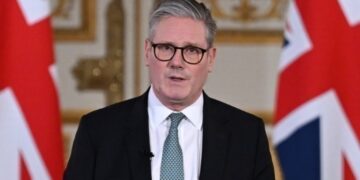 Δολοφονία φοιτητή στη Βρετανία: Ο Στάρμερ κατηγορεί τον Ίλον Μασκ ότι “προσπαθεί να προκαλέσει διχόνοια”