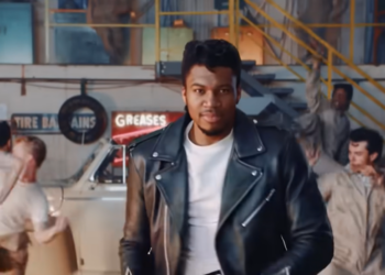 Greek Freak ή John Travolta; Η νέα εμφάνιση του Αντετοκούνμπο τρέλανε το internet (VIDEO)