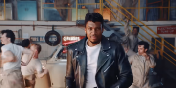 Greek Freak ή John Travolta; Η νέα εμφάνιση του Αντετοκούνμπο τρέλανε το internet (VIDEO)