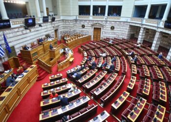 Βουλή: Κατατέθηκε το νομοσχέδιο για την ισότητα αμοιβής μεταξύ ανδρών και γυναικών