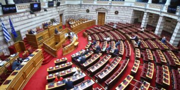 Βουλή: Κατατέθηκε το νομοσχέδιο για την ισότητα αμοιβής μεταξύ ανδρών και γυναικών