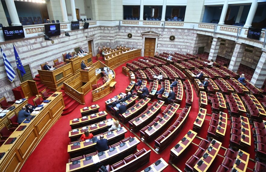 Βουλή: Κατατέθηκε το νομοσχέδιο για την ισότητα αμοιβής μεταξύ ανδρών και γυναικών