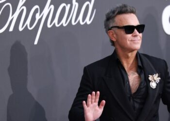 Οι Ρόμπι Γουίλιαμς και Γκάρι Μπάρλοου μαζί στη σκηνή πρώτη φορά μετά από δέκα χρόνια