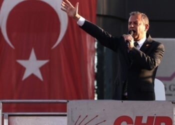 Τουρκία: Ο Οζέλ καταγγέλλει σχέδιο εξουδετέρωσης του CHP