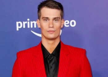 Ο Νίκολας Γκάλιτζιν θα υποδυθεί το θρυλικό μοντέλο Χόιτ Ρίτσαρντς στη νέα ταινία του Γκας Βαν Σαντ