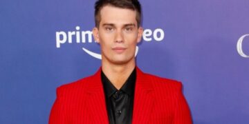 Ο Νίκολας Γκάλιτζιν θα υποδυθεί το θρυλικό μοντέλο Χόιτ Ρίτσαρντς στη νέα ταινία του Γκας Βαν Σαντ