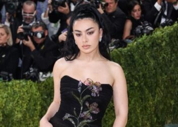Η Charli xcx ανακοίνωσε περιοδεία με τίτλο «Music, Fashion, Film» στη Βόρεια Αμερική