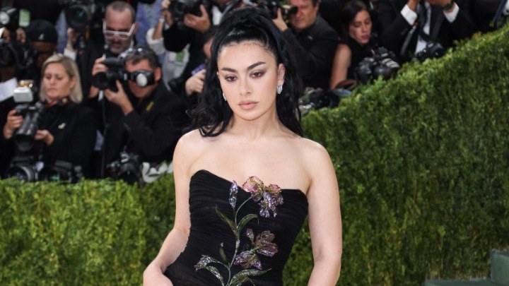 Η Charli xcx ανακοίνωσε περιοδεία με τίτλο «Music, Fashion, Film» στη Βόρεια Αμερική