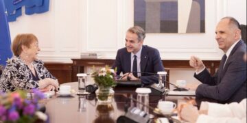 Συνάντηση Κ. Μητσοτάκη με την υποψήφια για τη θέση του γγ του ΟΗΕ και πρώην πρόεδρο της Χιλής