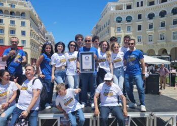 Στη Θεσσαλονίκη το ρεκόρ Γκίνες για τη μεγαλύτερη ταυτόχρονη χορογραφία ζεϊμπέκικου (photo)